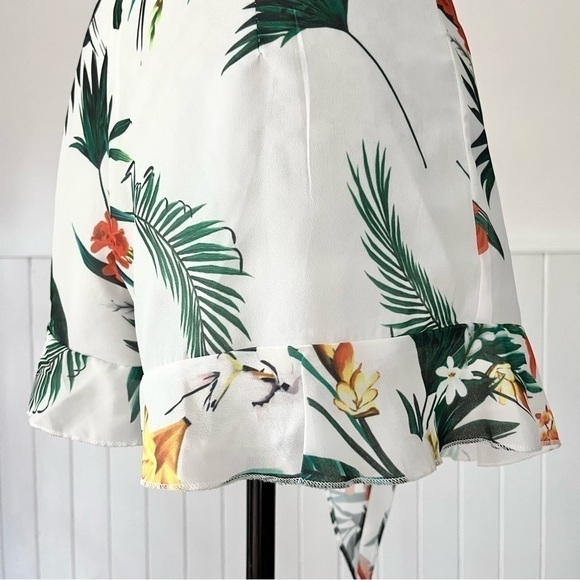 Pretty Little Thing White Tropical Print Cutout Tie Back Romper Size 2 - Picture 7 of 13